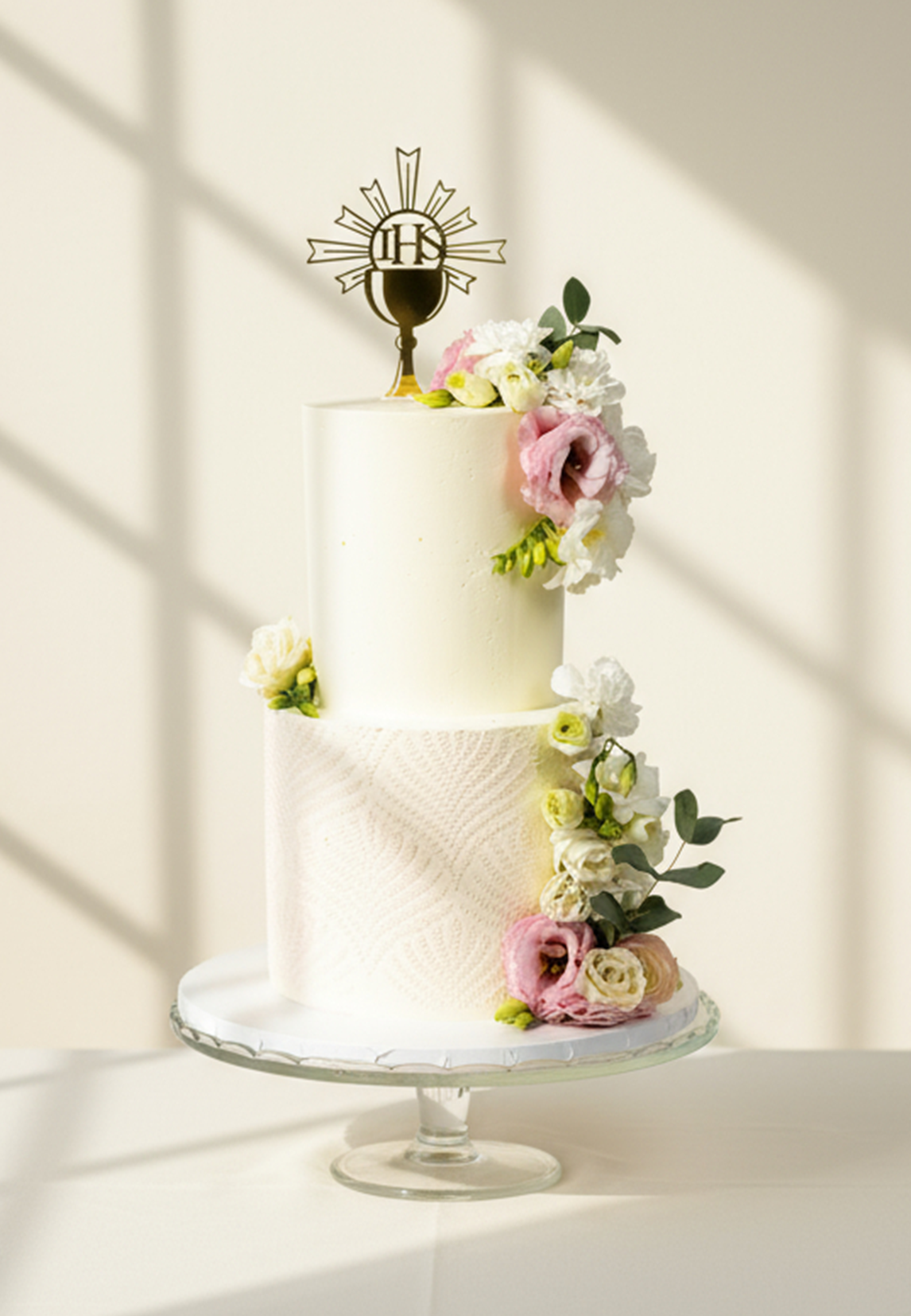 Tort na komunię, pietrowy na zamowienie w Warszawie. Bogato zdobiony kwiatami, z eleganckim wzorkiem w stylu art deco. Na ślub, wesele jubileusz.